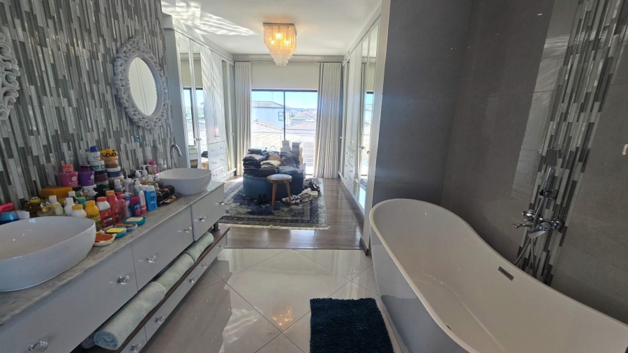 5 Bedroom Property for Sale in Sunningdale Western Cape
